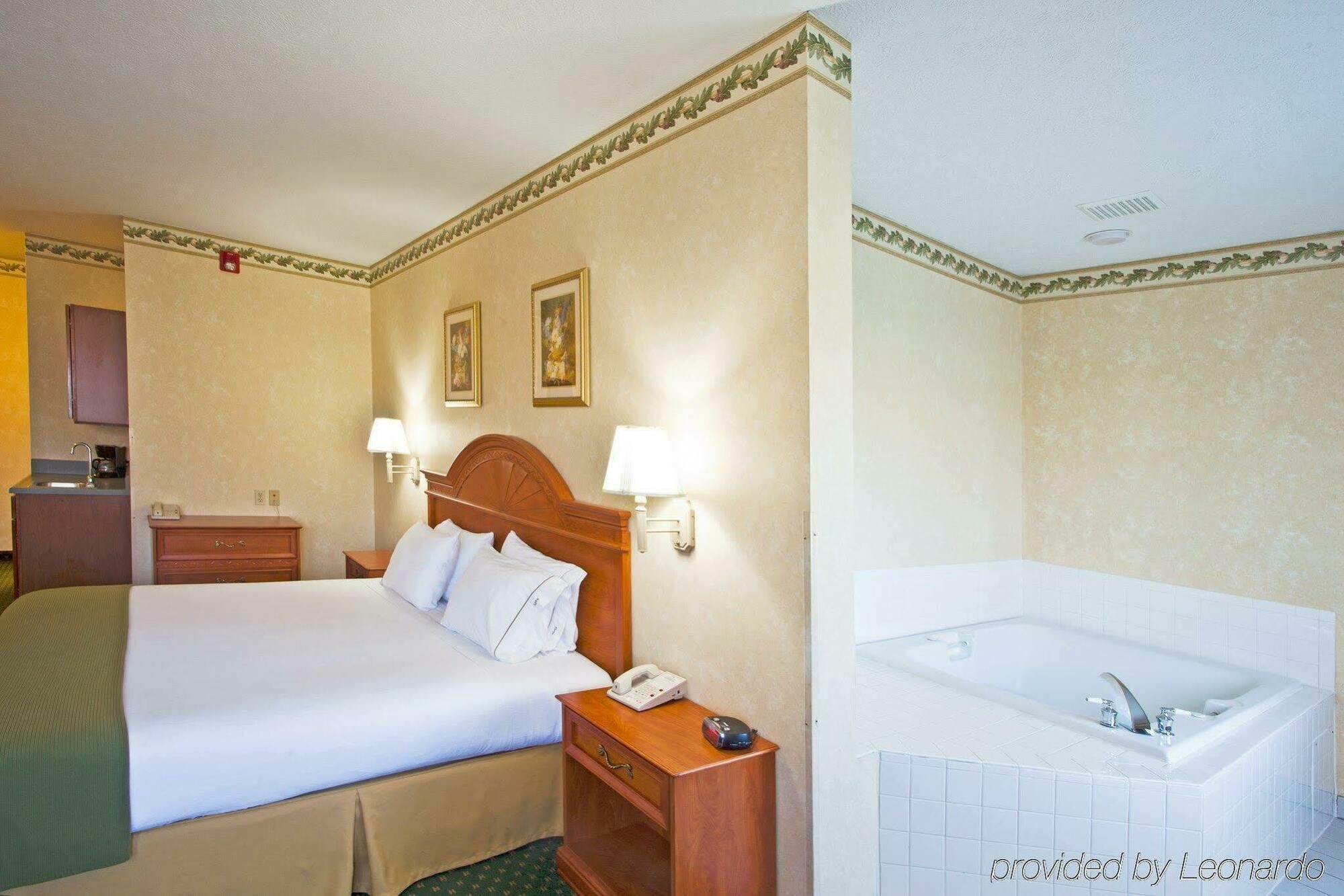 Holiday Inn Express Hotel & Suites Charlotte By Ihg Exterior foto